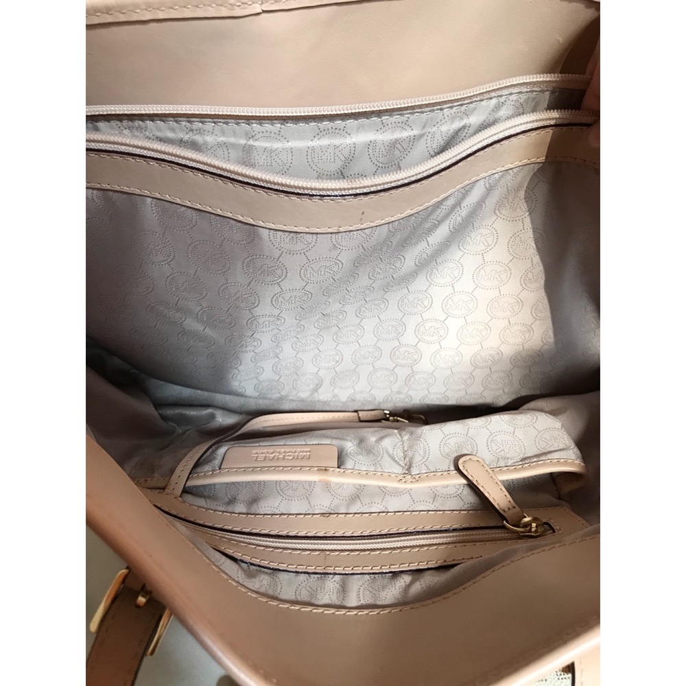 Michael Kors Jet Set Vanilla Multifunction Tote - Picture 6 of 7